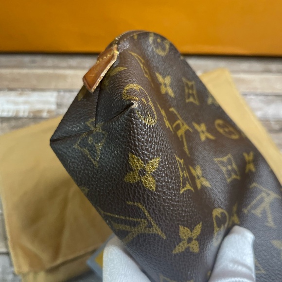 Louis Vuitton Pouch - Picture 13 of 16